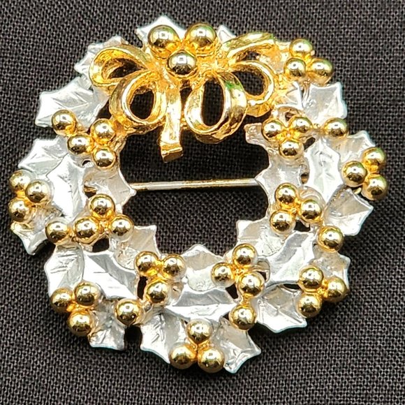 Vintage White Holly Wreath Brooch Figural Enameled Gold Tone Costume Jewelry - Picture 1 of 3